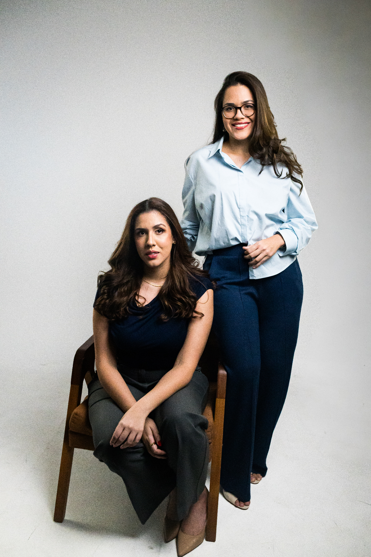 Duo corporativo em cadeira de madeira