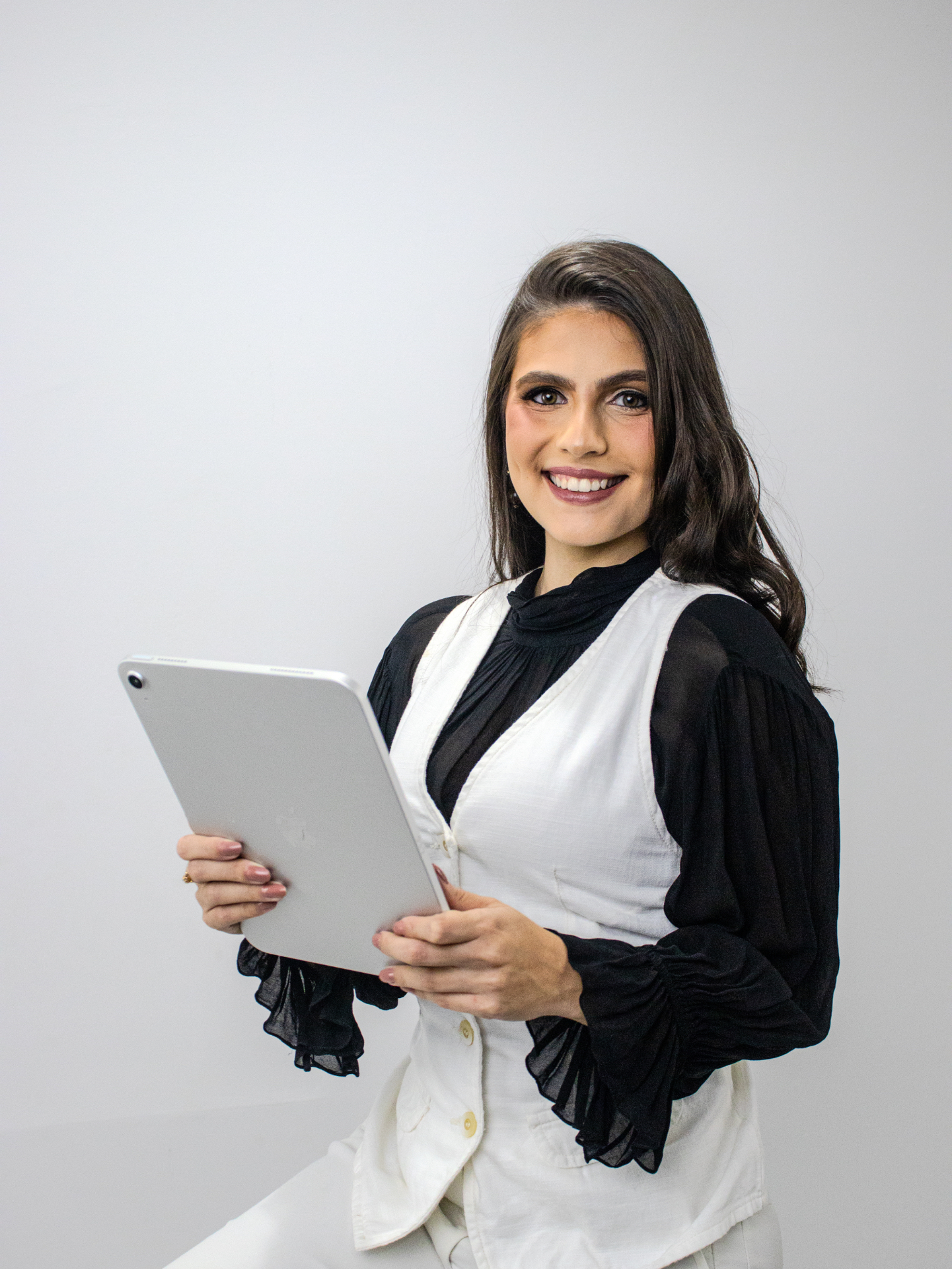 Retrato sorrindo com tablet em mãos