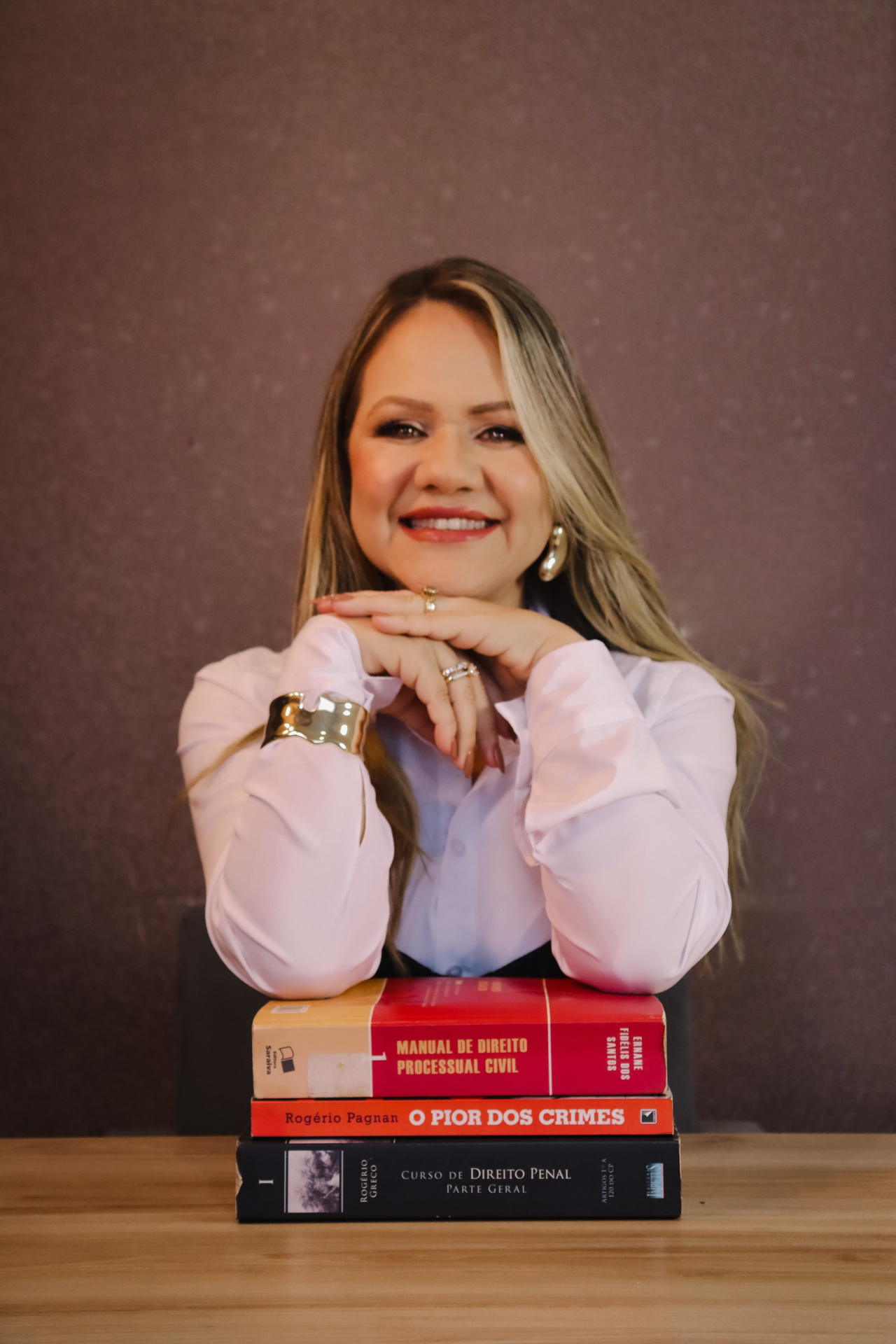 Retrato sorridente apoiada em livros