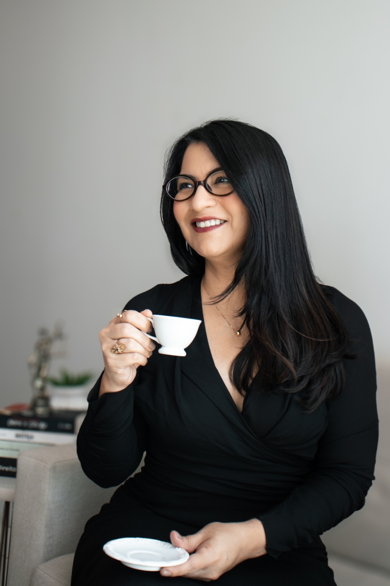 Retrato sorridente com xícara de café