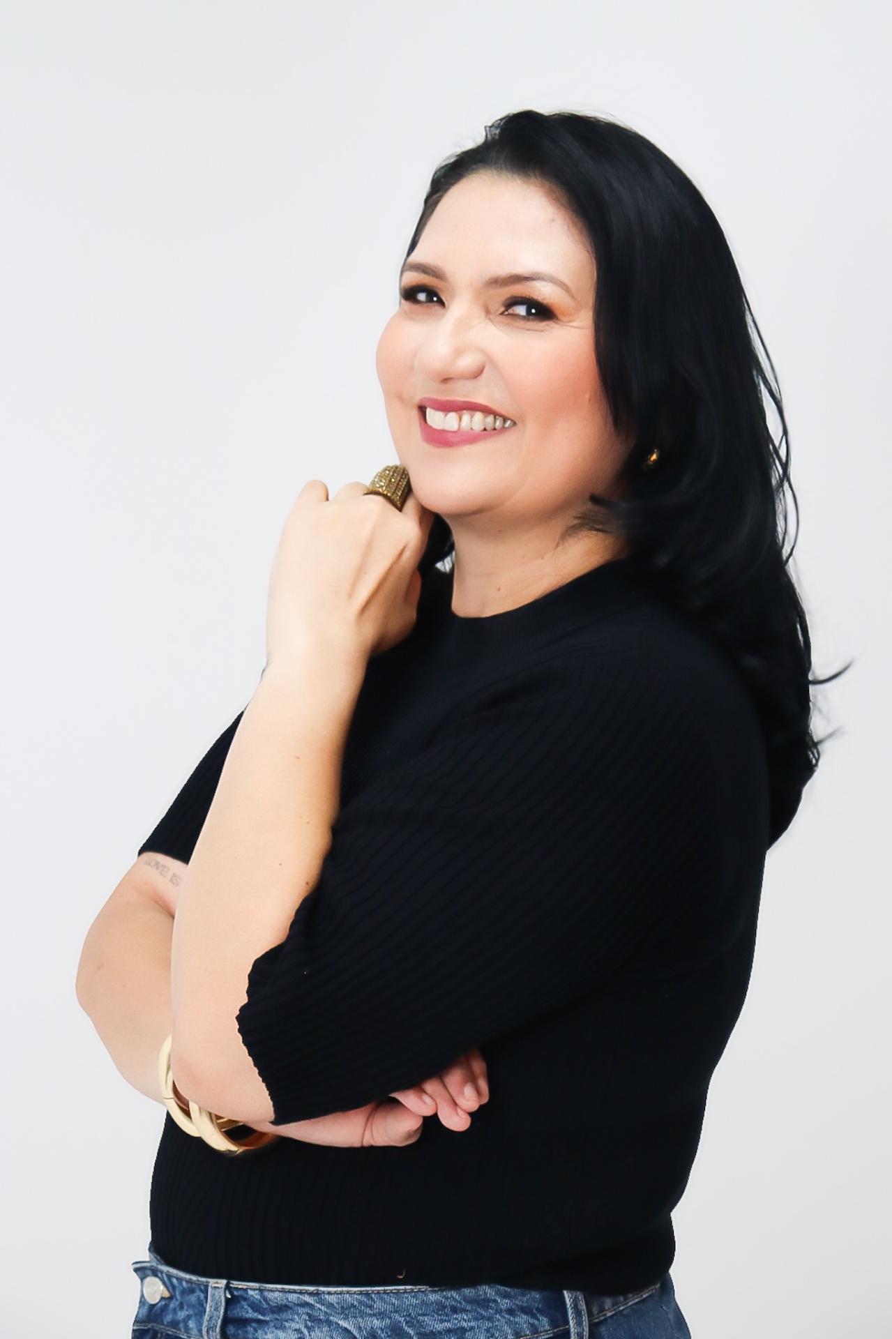 Retrato sorridente em blusa preta