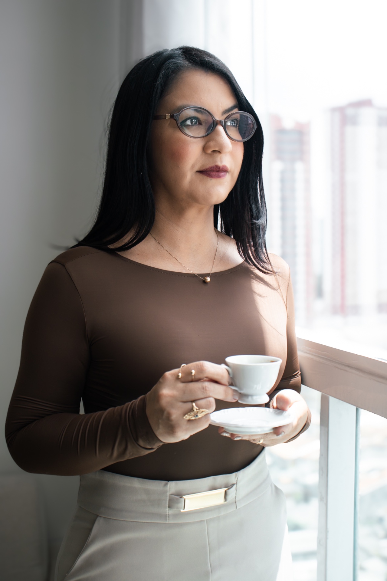 Retrato com xícara de café junto à janela