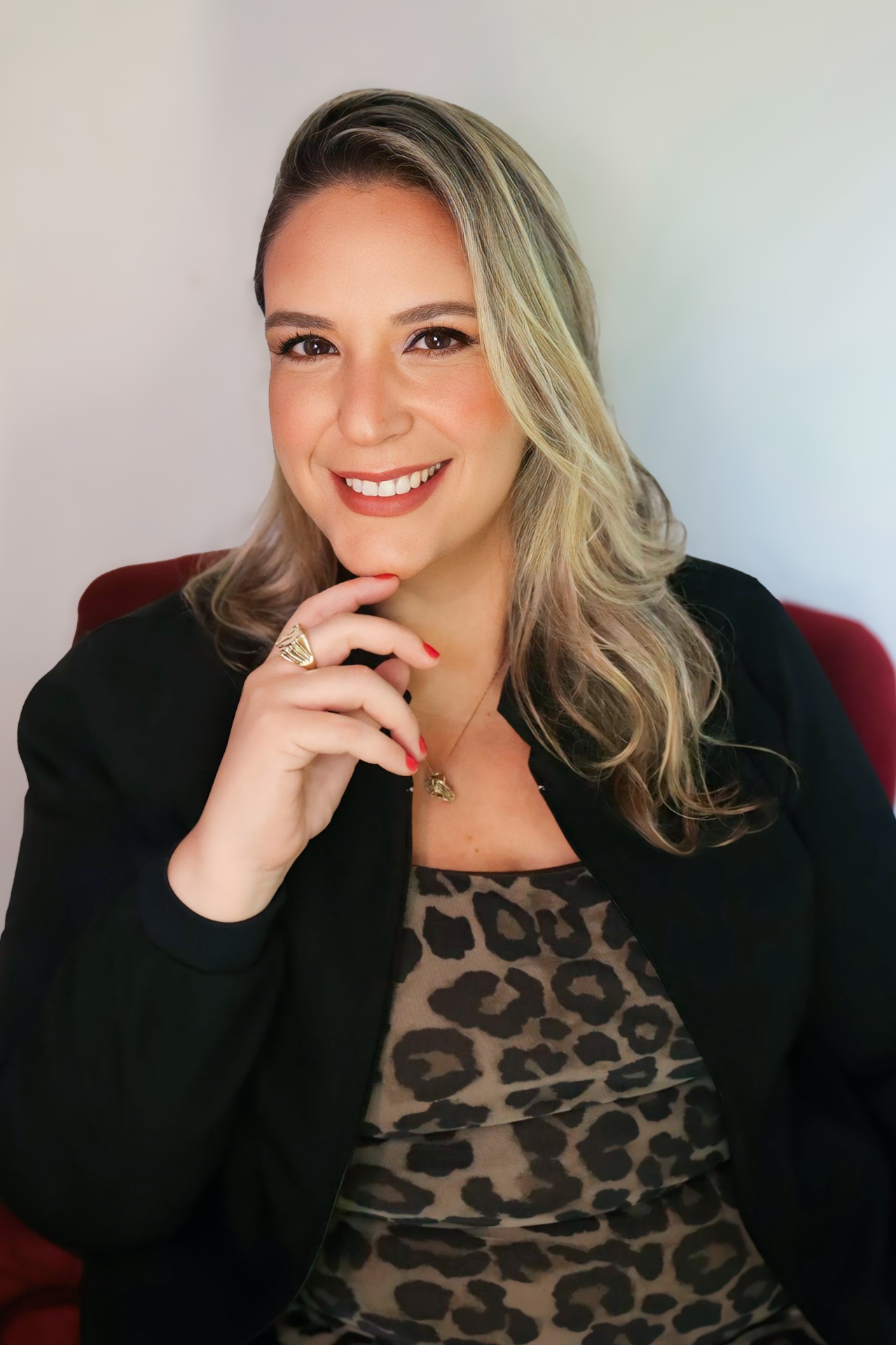 Retrato com blazer preto e blusa animal print